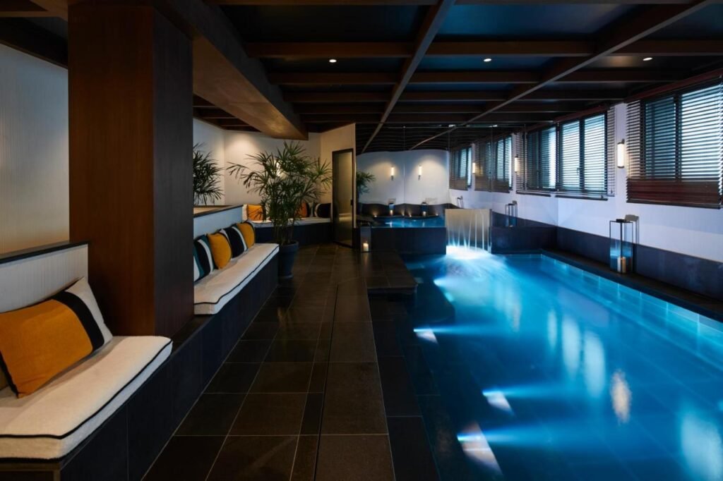 سبا وبركة سباحة داخل فندق Le Roch Hotel & Spa - من أفضل فنادق باريس للعرب الباحثين عن الرفاهية